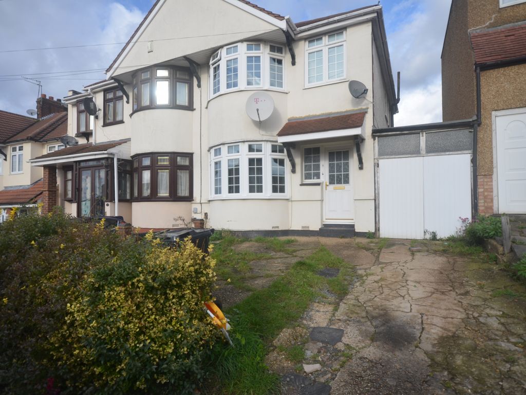 4 bed semidetached house to rent in Cottesmore Avenue, Ilford IG5, £