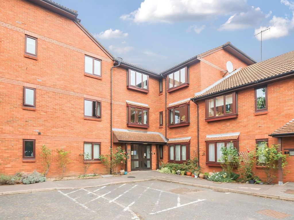 1 bed flat for sale in High Street, Bushey WD23, £149,950 Zoopla