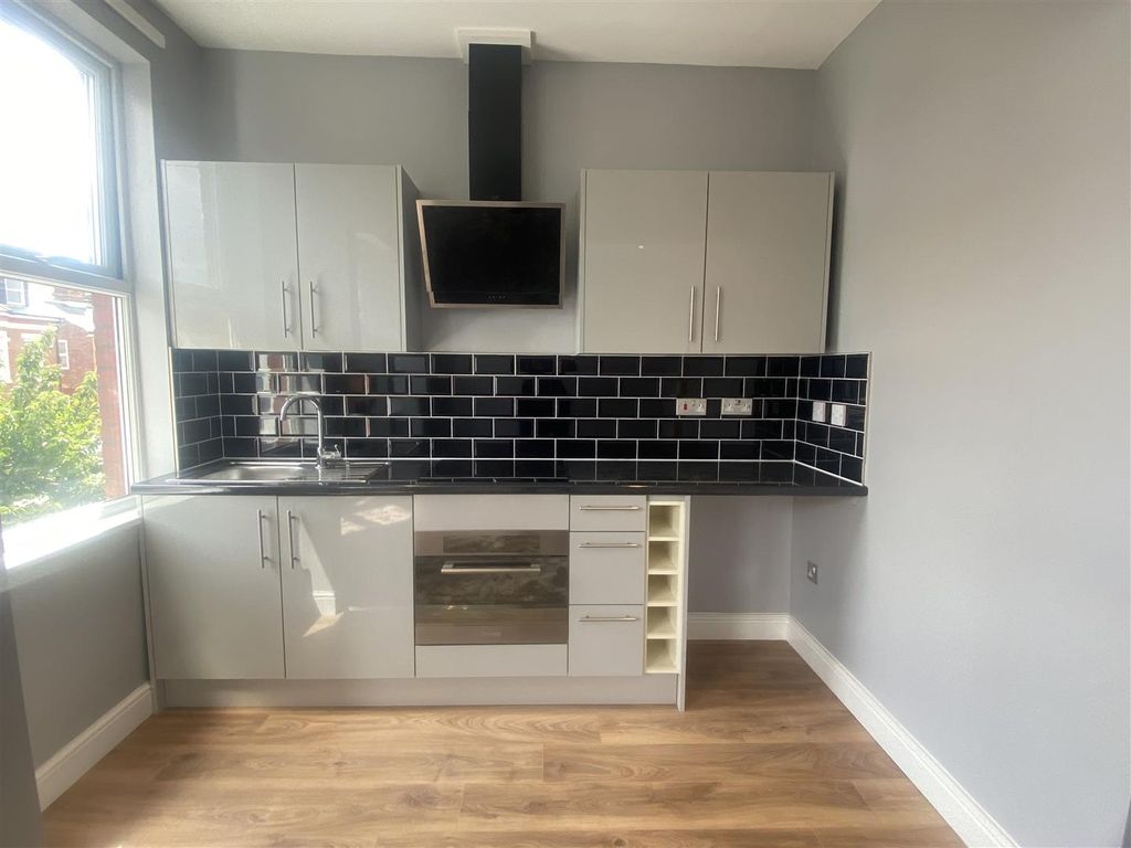 Studio to rent in Elliott Road, Thornton Heath CR7, £975 pcm Zoopla