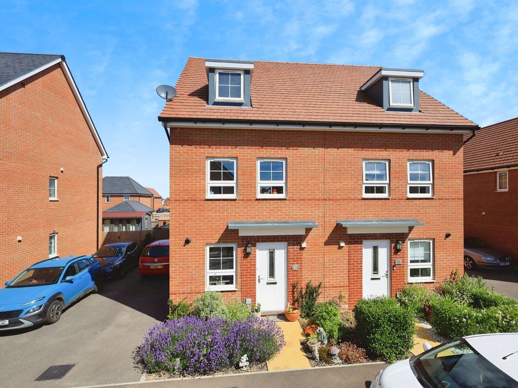 3 bed town house for sale in Campbell Drive, Eastbourne BN22, £350,000
