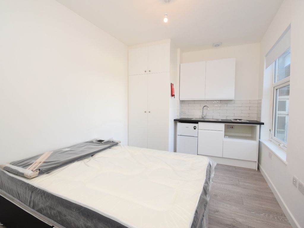 1 bed flat to rent in Room 2, Bushey Hall Road, Bushey, Hertfordshire