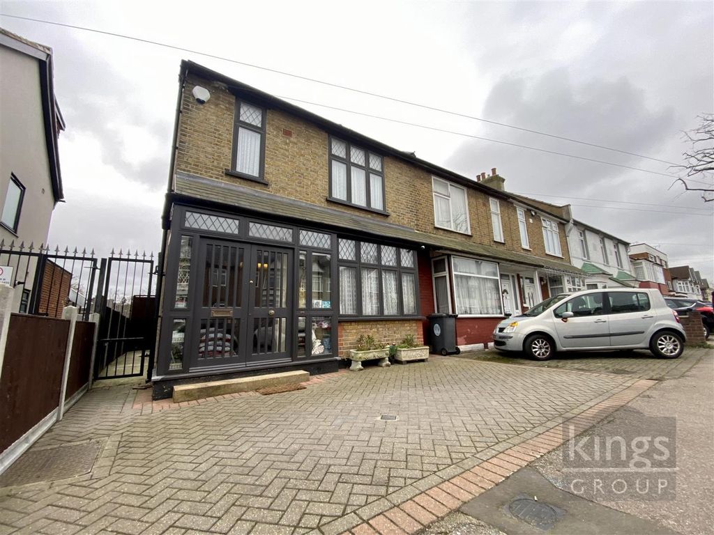 5 bed end terrace house for sale in Burnham Road, London E4, £625,000