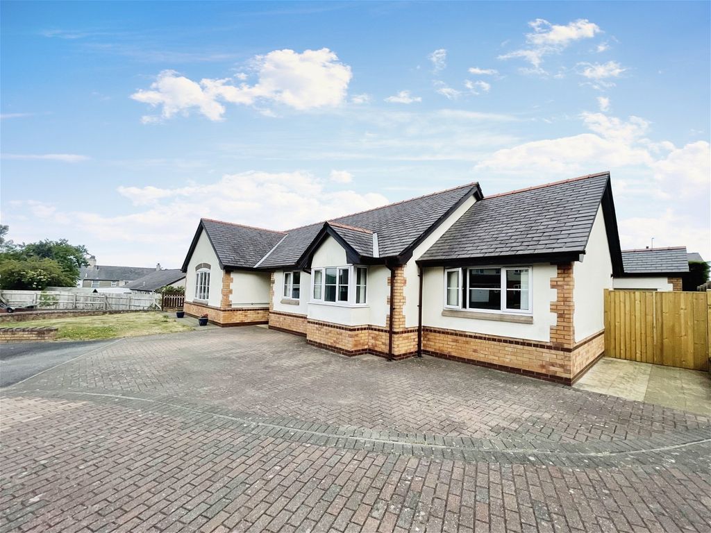 4 bed detached house for sale in Llain Y Felin, Rhosbodrual, Caernarfon
