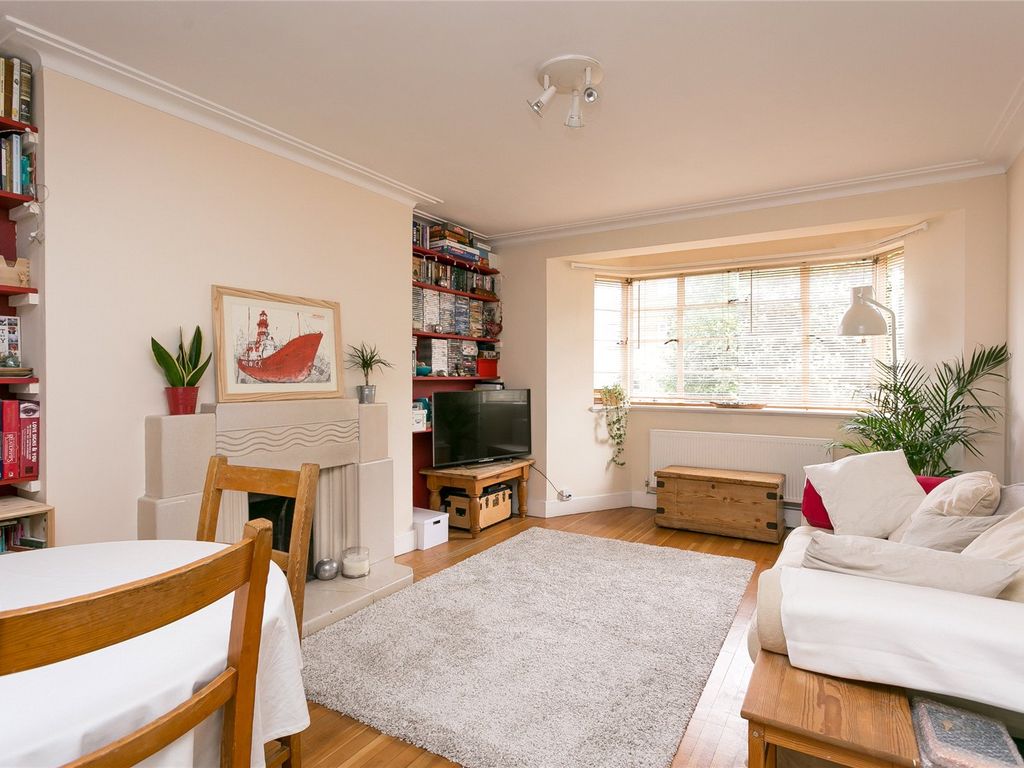 2 bed flat to rent in Streatham High Road, Streatham, London SW16, £