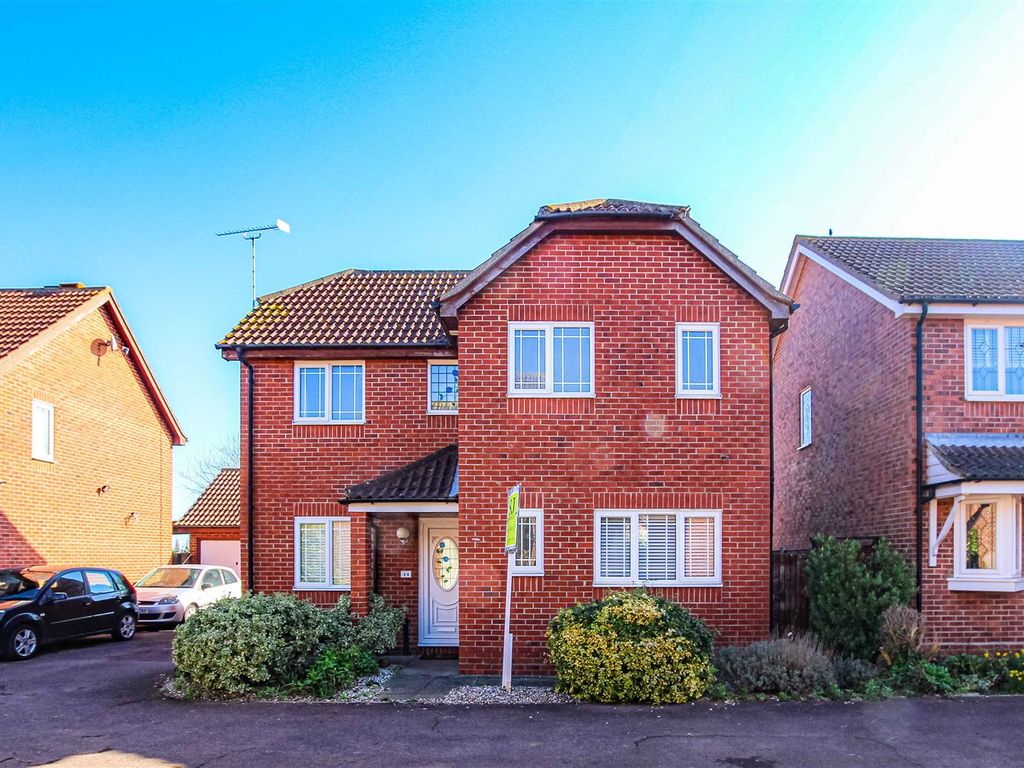 3 bed property for sale in Leslie Park, BurnhamOnCrouch CM0 Zoopla