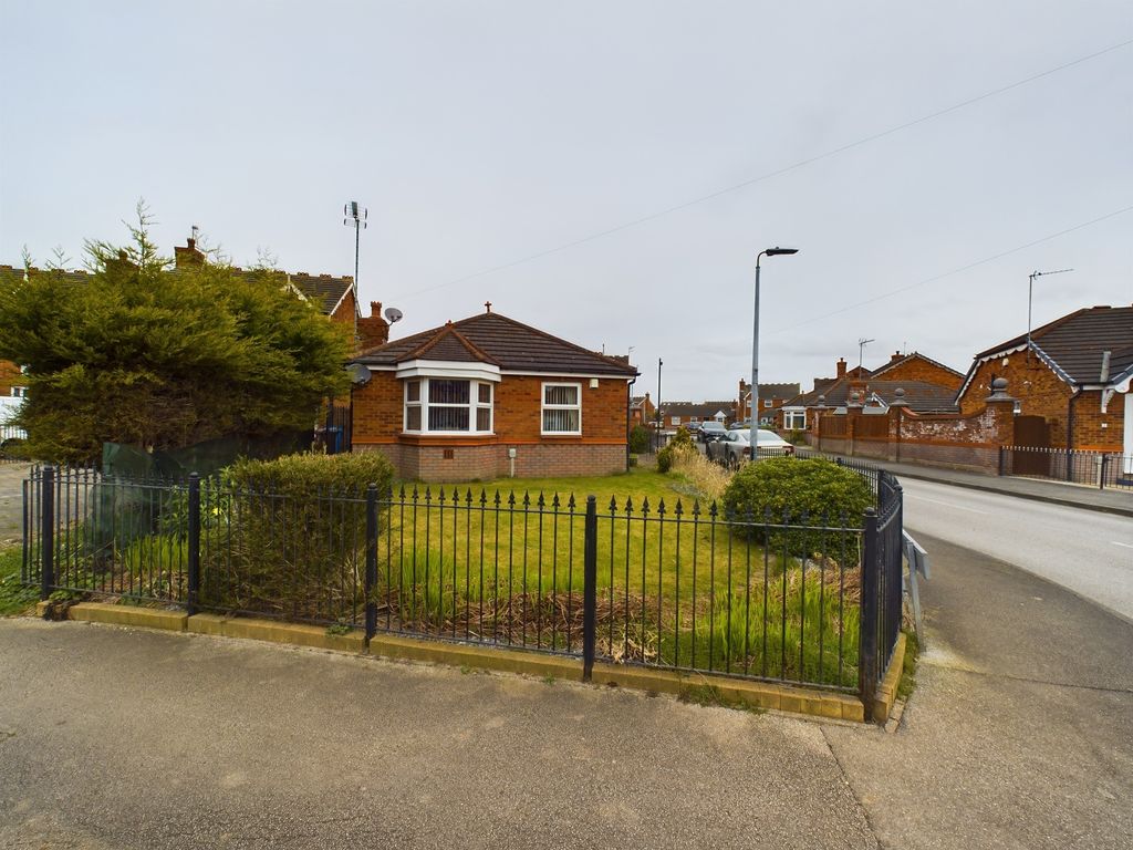 3 bed bungalow for sale in Ramsgate Close, Hull HU8, £280,000 Zoopla