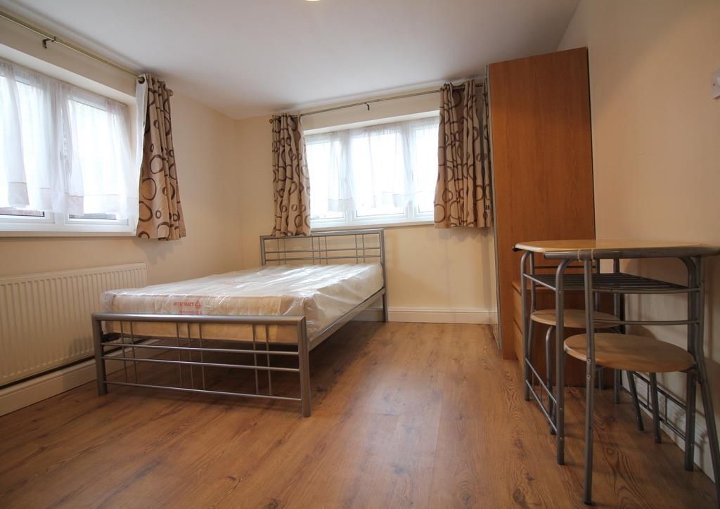 Studio to rent in Hanworth Road, Hounslow TW4 Zoopla