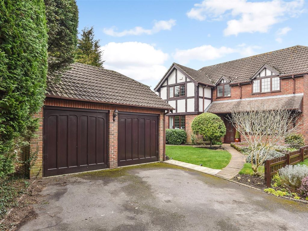 4 bed detached house for sale in The Hollies, Clanfield, Waterlooville