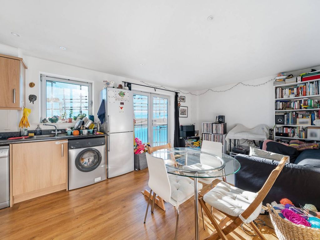 1 bed flat to rent in Taylor House, Canary Wharf, London E14, £1,712