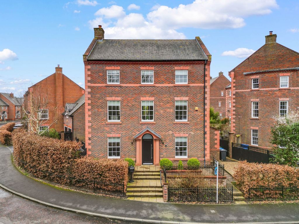 5 bed detached house for sale in Ashford Drive, Appleton WA4, £675,000