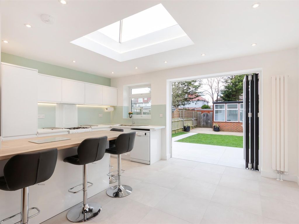 3 bed terraced house to rent in Tennyson Avenue, New Malden KT3, £2,950