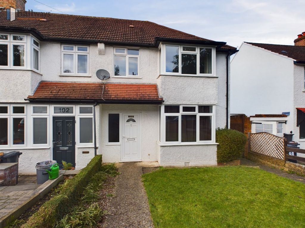 3 bed semidetached house to rent in Westleigh Avenue, Chipstead