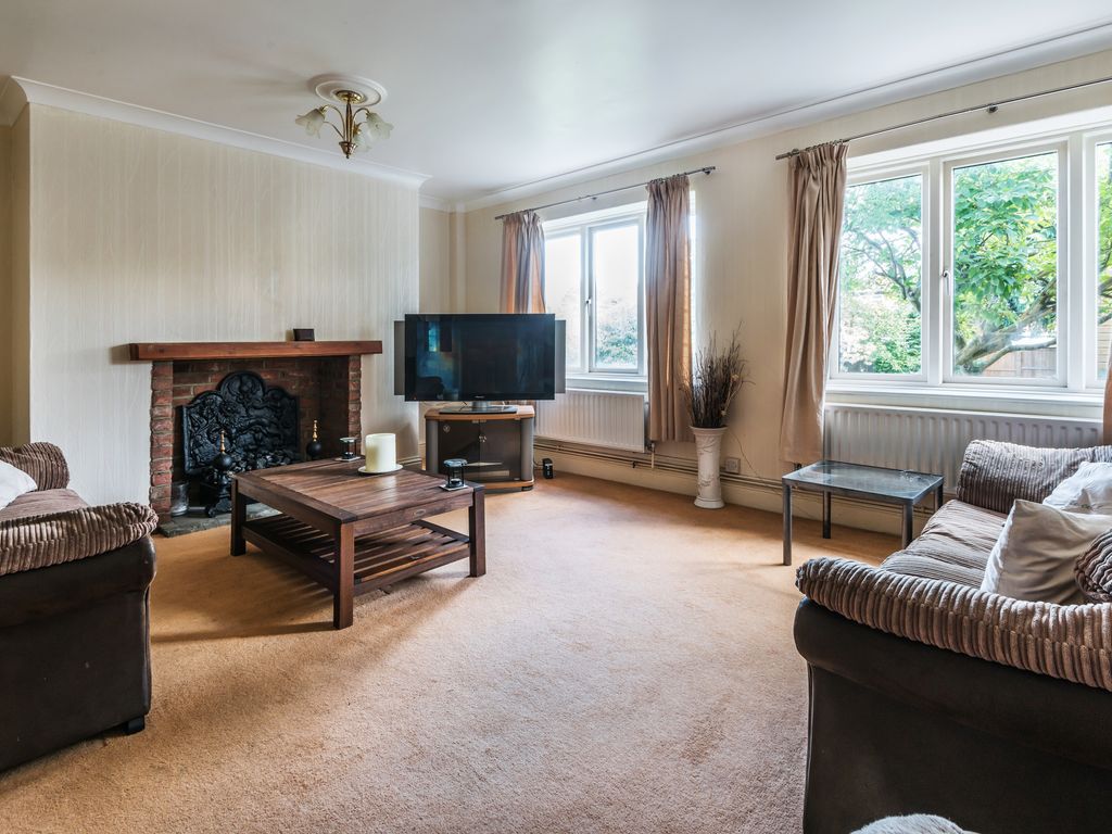 2 bed flat to rent in Boterys Cross, Castle Street, Bletchingley