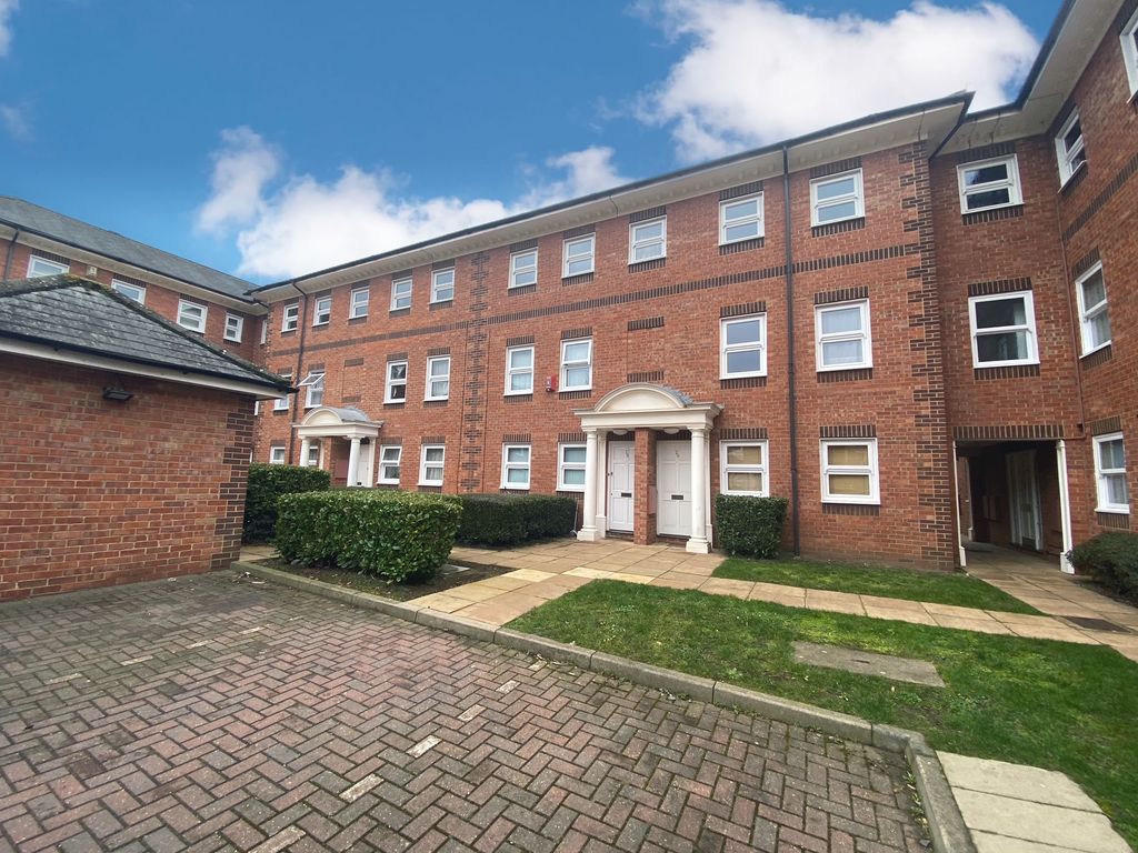 2 bed flat for sale in Ashburnham Road, Bedford MK40 - Zoopla