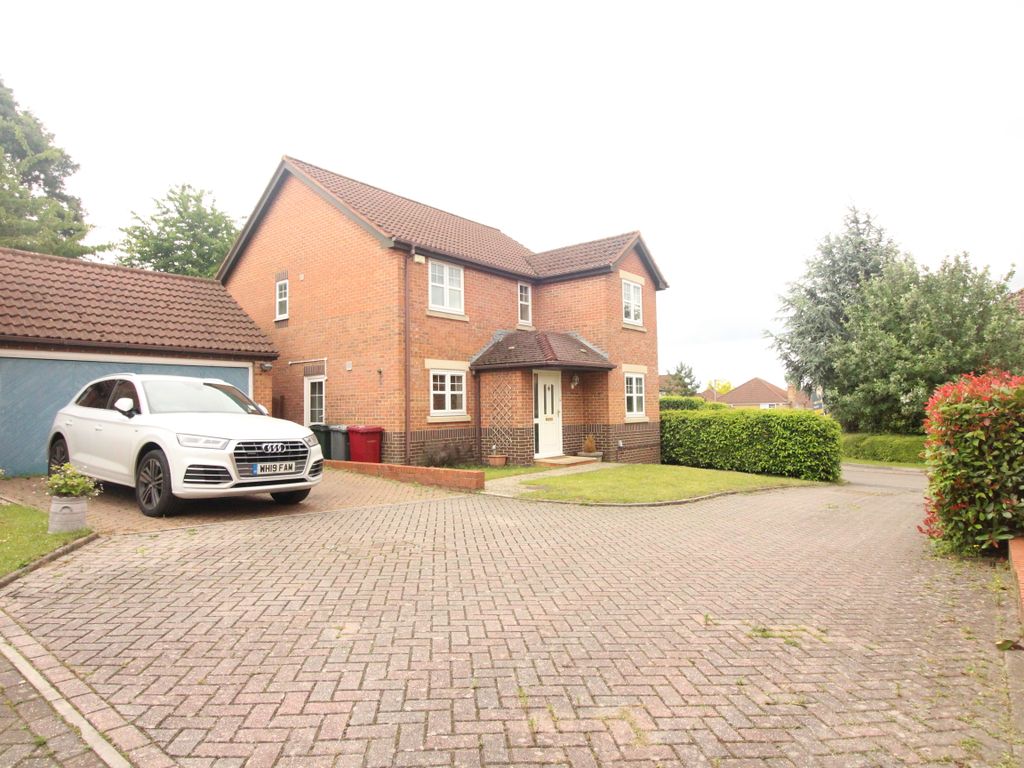 4 bed detached house to rent in Fairfax Close, Caversham, Reading RG4