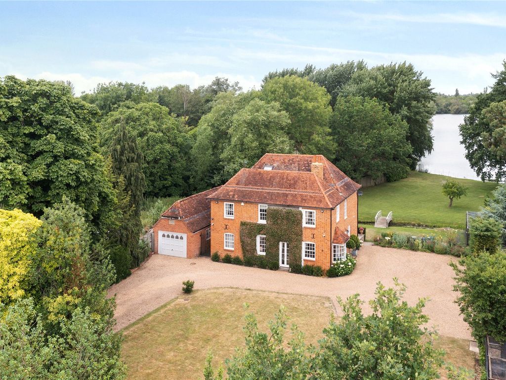 6 bed detached house for sale in Station Road, Wraysbury TW19 Zoopla