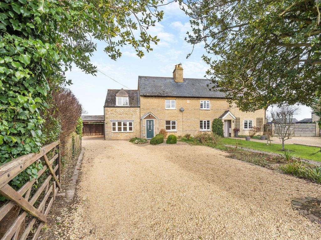 3 bed semidetached house for sale in Glinton Road, Helpston