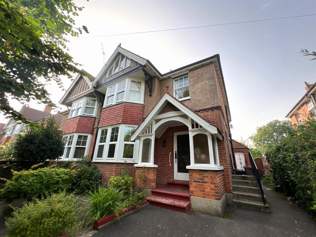 2 bed flat to rent in Colebrooke Road, BexhillOnSea TN39, £1,300 pcm