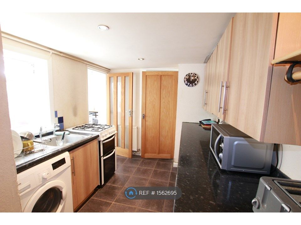 Room to rent in Blenheim Road, Reading RG1 Zoopla