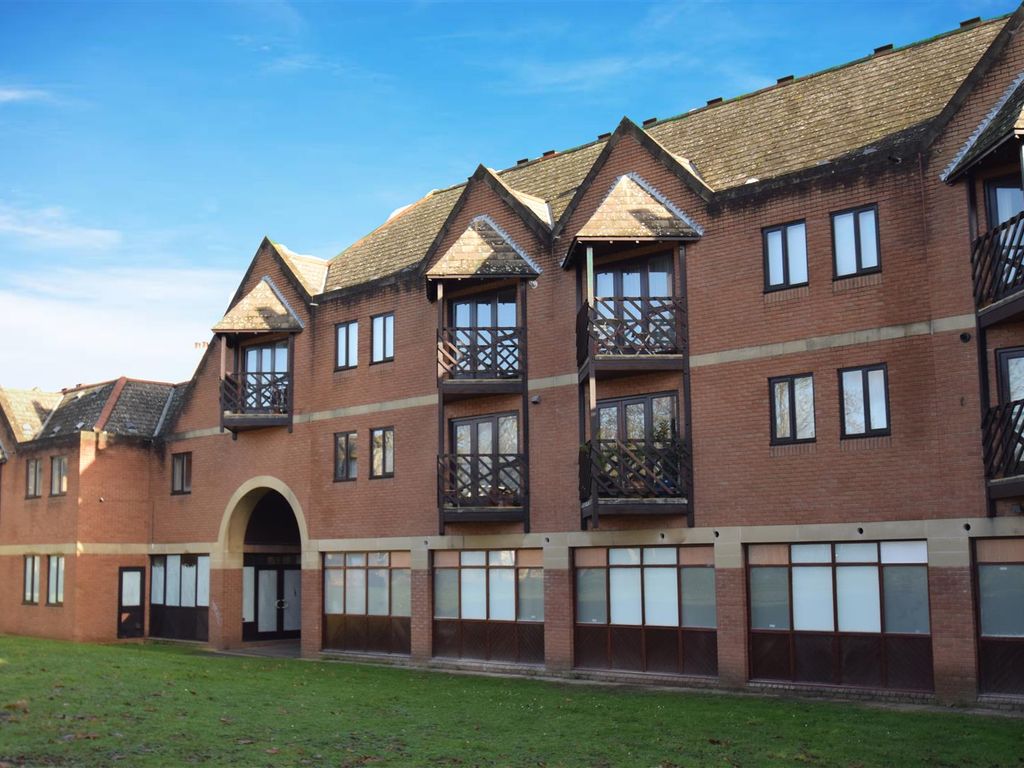 Lawrence Parade, Lower Square, Isleworth TW7  