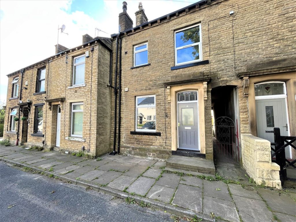 3 bed property for sale in Moorcroft Road, Tong, Bradford BD4, £145,000