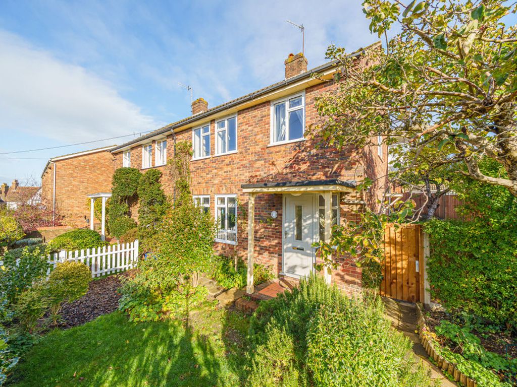 3 bed semidetached house to rent in Baillie Road, Guildford GU1, £