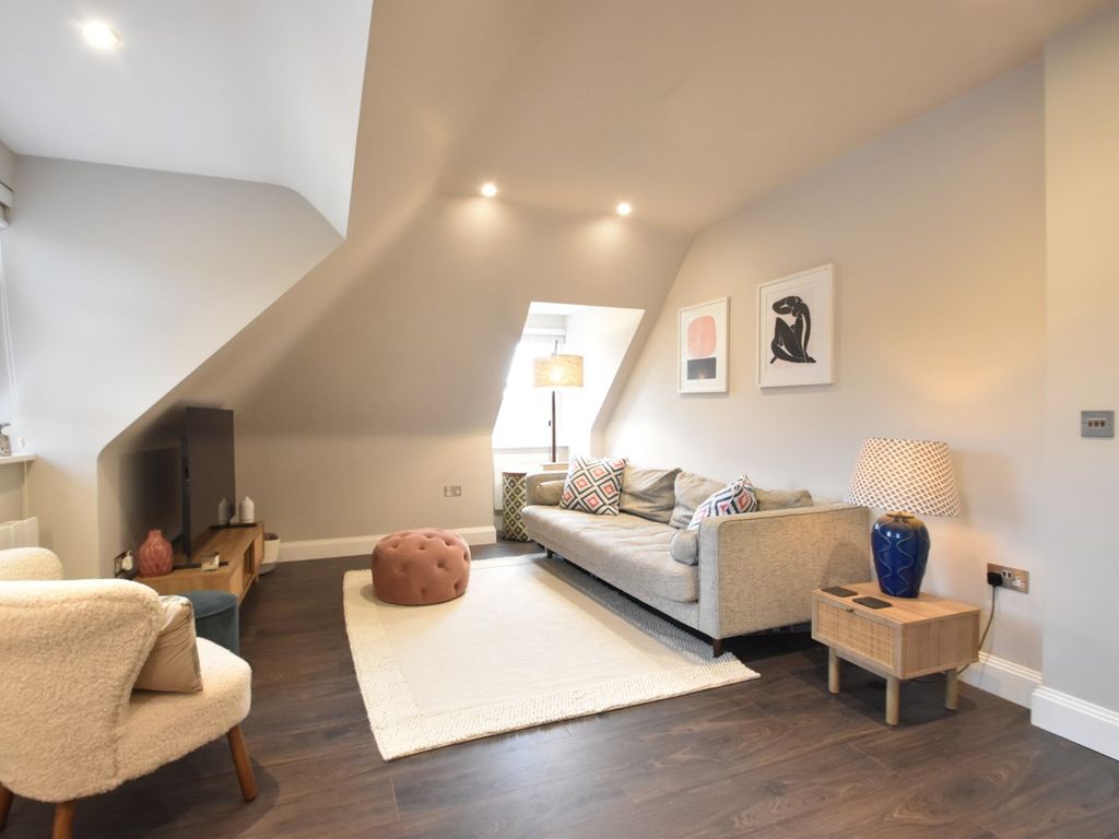 1 bed flat to rent in Baker Street, Weybridge KT13, £1,495 pcm Zoopla