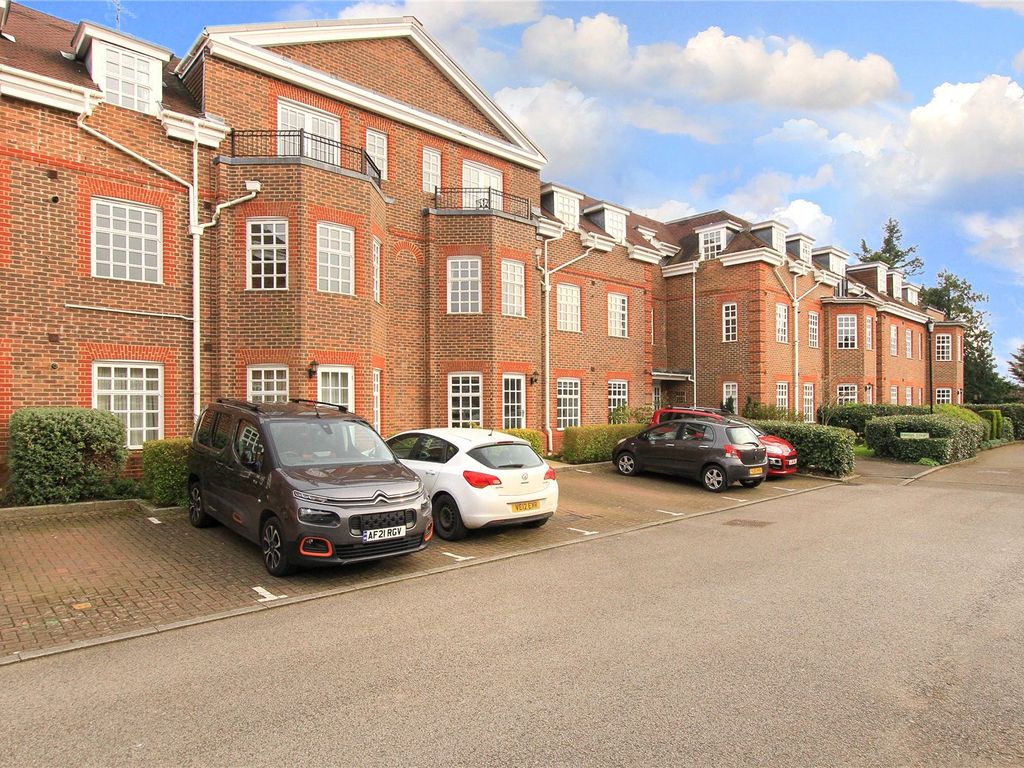 2 bed flat for sale in Ravens Court, Castle Village, Berkhamsted