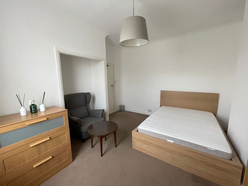 Room to rent in Devonport Road, London W12, £850 pcm Zoopla