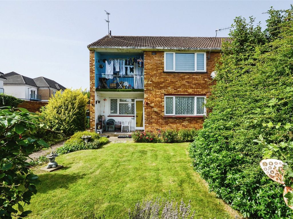 2 bed flat for sale in Heronslea, Watford, Hertfordshire WD25, £250,000