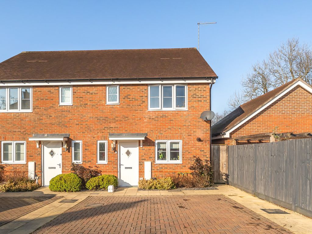 3 bed semidetached house for sale in Carter Drive, Broadbridge Heath