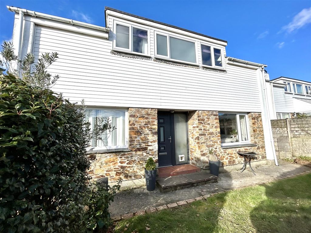 4 bed link detached house for sale in Tenderah Road, Helston TR13, £