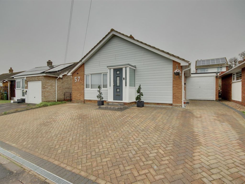 3 bed bungalow for sale in Longmynd Drive, Fareham PO14, £400,000 Zoopla
