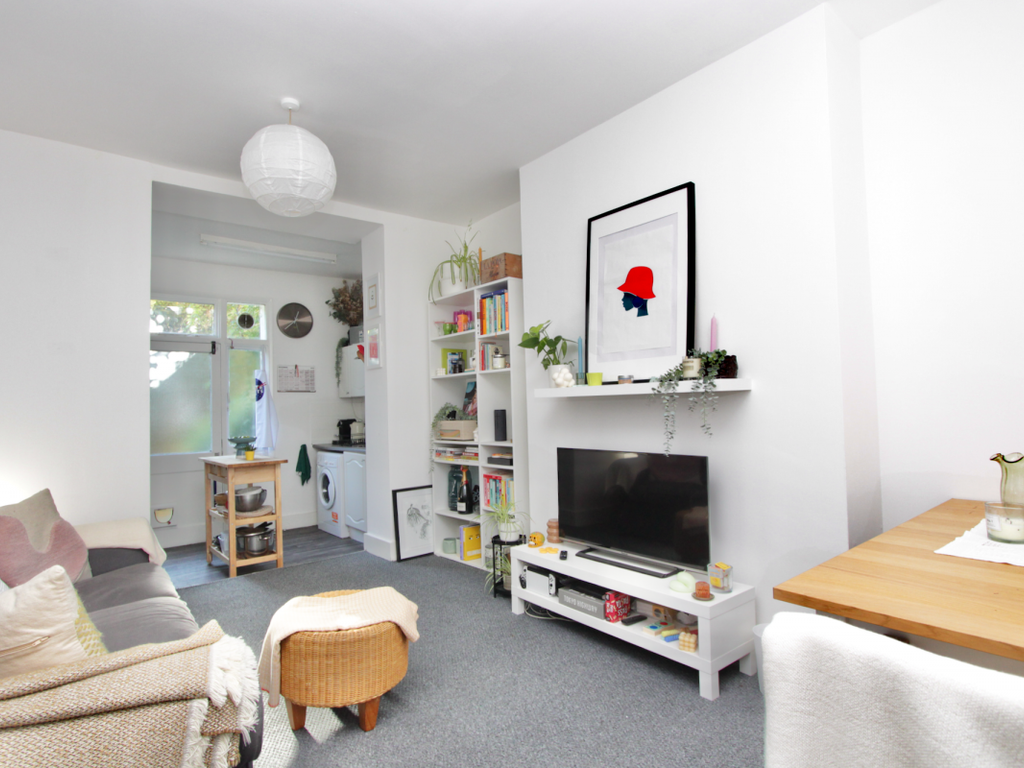 2 bed flat to rent in Alvington Crescent, Dalston, London E8, £1,800