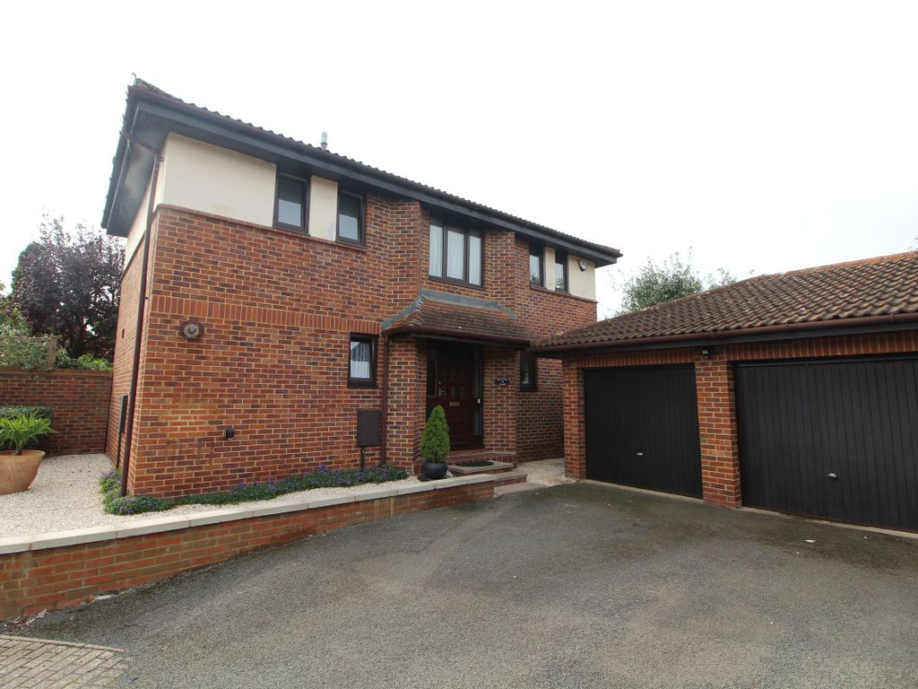 4 bed detached house for sale in Haythrop Close, Downhead Park, Milton