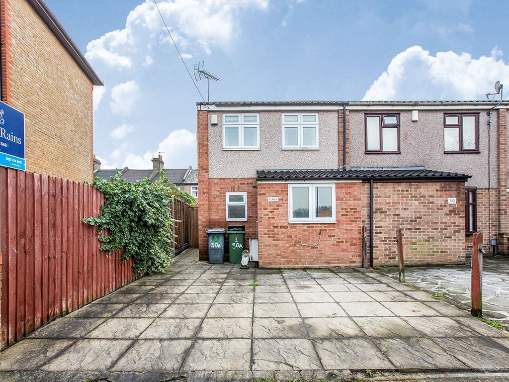 3 bed end terrace house to rent in Blanche Street, London E16, £2,250