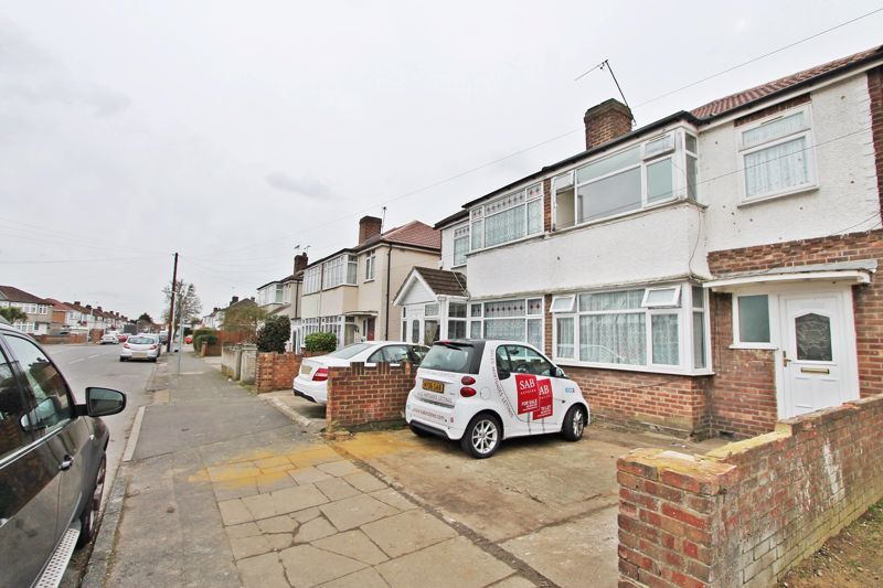 3 bed semidetached house for sale in Cranford Drive, Hayes UB3, £
