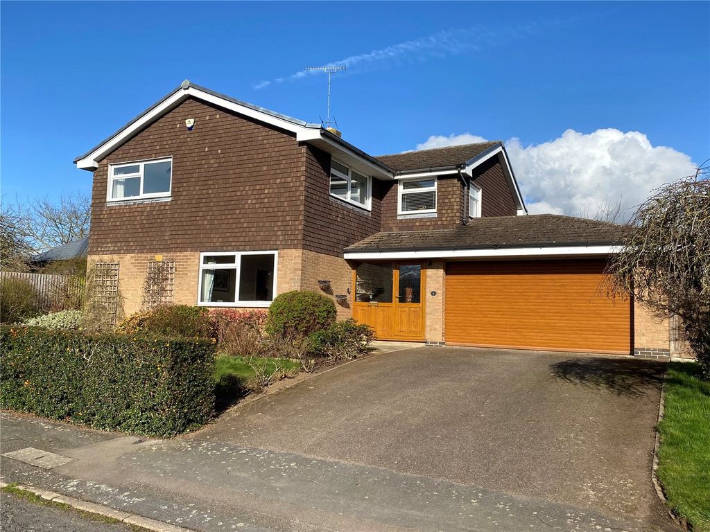 5 bed detached house for sale in Grovelands, Daventry, Northamptonshire