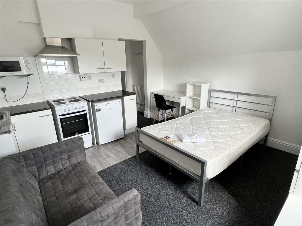 Studio to rent in Eccles Old Road, Salford M6, £750 pcm Zoopla