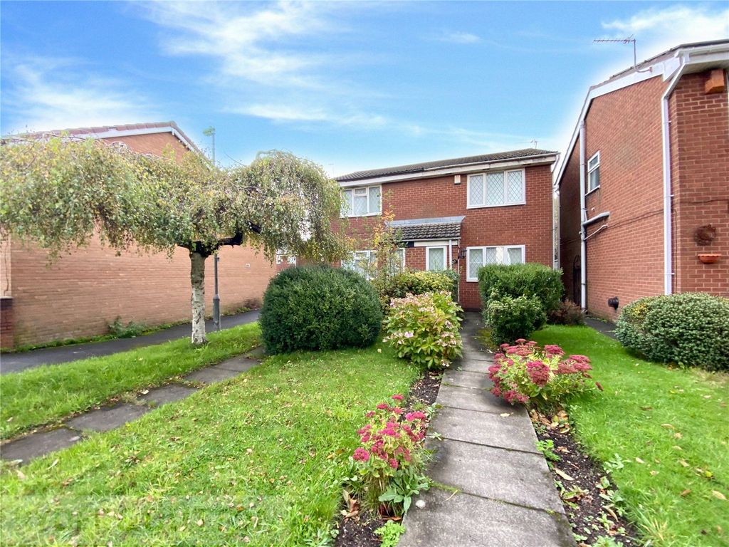 2 bed semidetached house to rent in Amberley Walk, Chadderton, Oldham