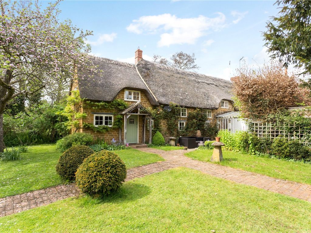 4 bed semidetached house for sale in Dog Close, Adderbury, Banbury