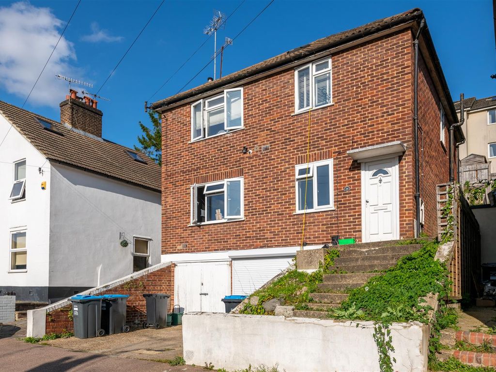 2 bed flat for sale in Farningham Road, Caterham CR3, £275,000 Zoopla