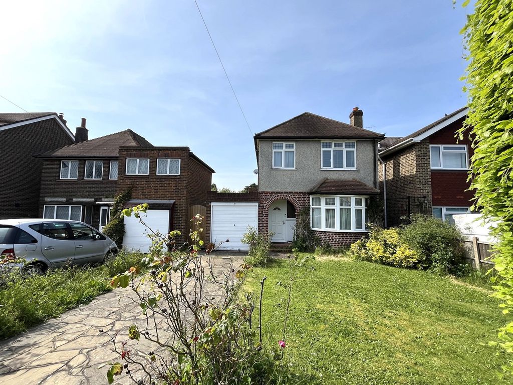 3 bed detached house for sale in Bolton Road, Chessington, Surrey. KT9