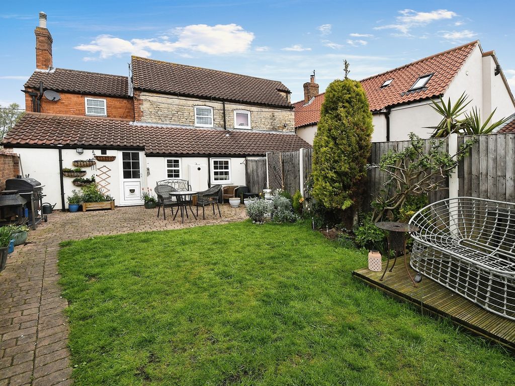 3 bed semidetached house for sale in Front Street, Dunston, Lincoln