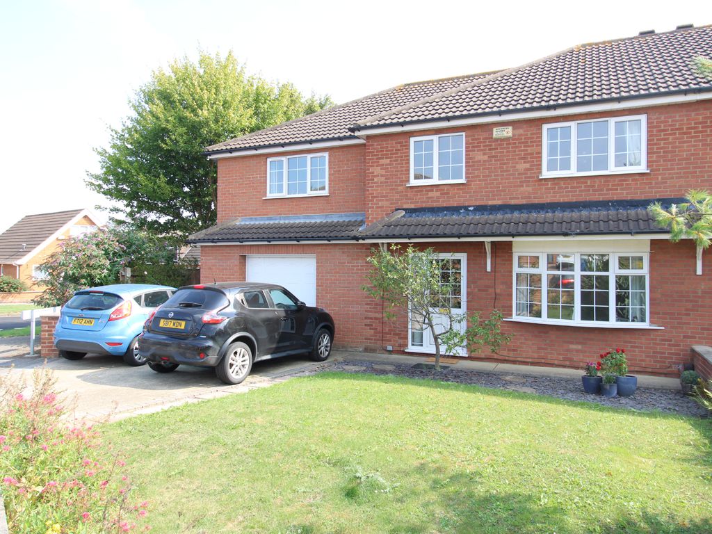 5 bed semidetached house for sale in Redwood Drive, Cleethorpes DN35