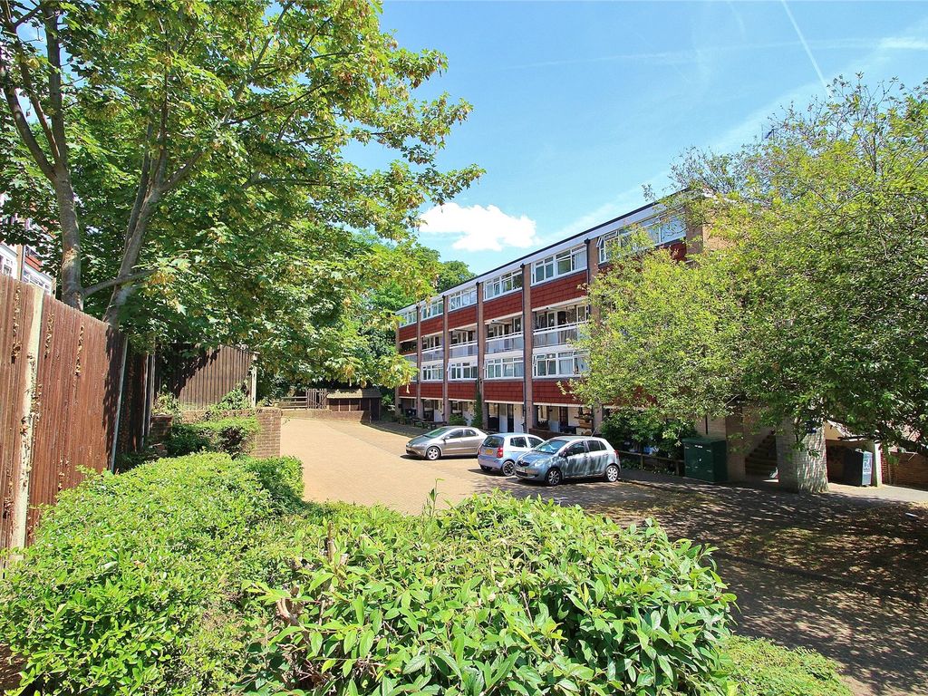 3 bed flat for sale in Woking, Surrey GU21 Zoopla