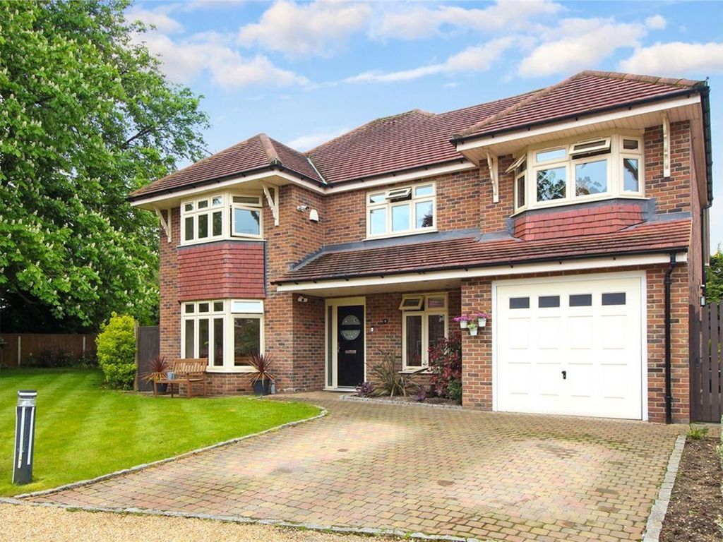 5 bed detached house for sale in The Paddocks, Dunstable LU6, £850,000