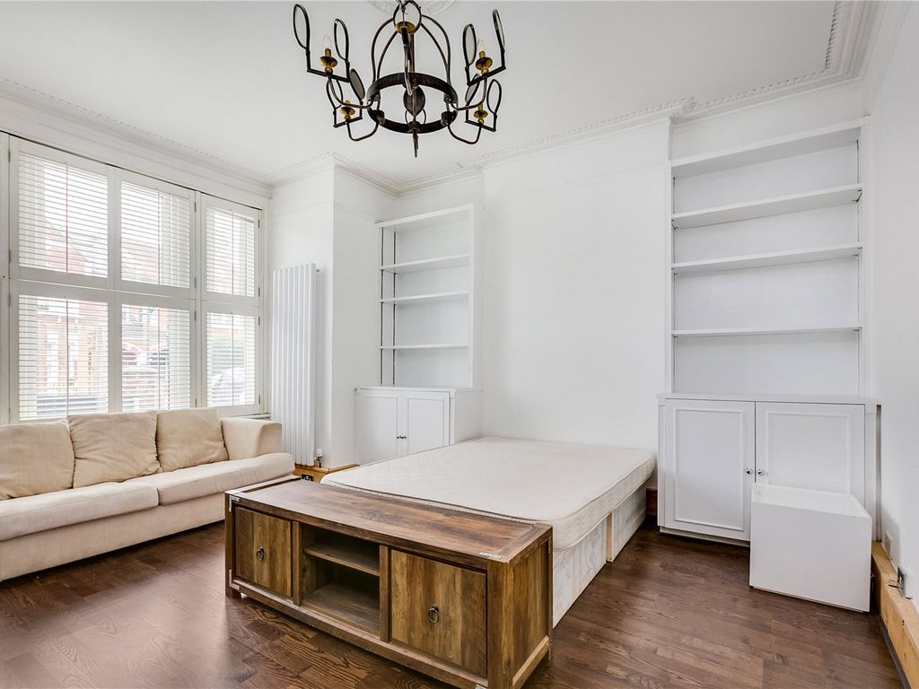 3 bed flat to rent in Fulham Palace Road, London SW6, £2,600 pcm Zoopla