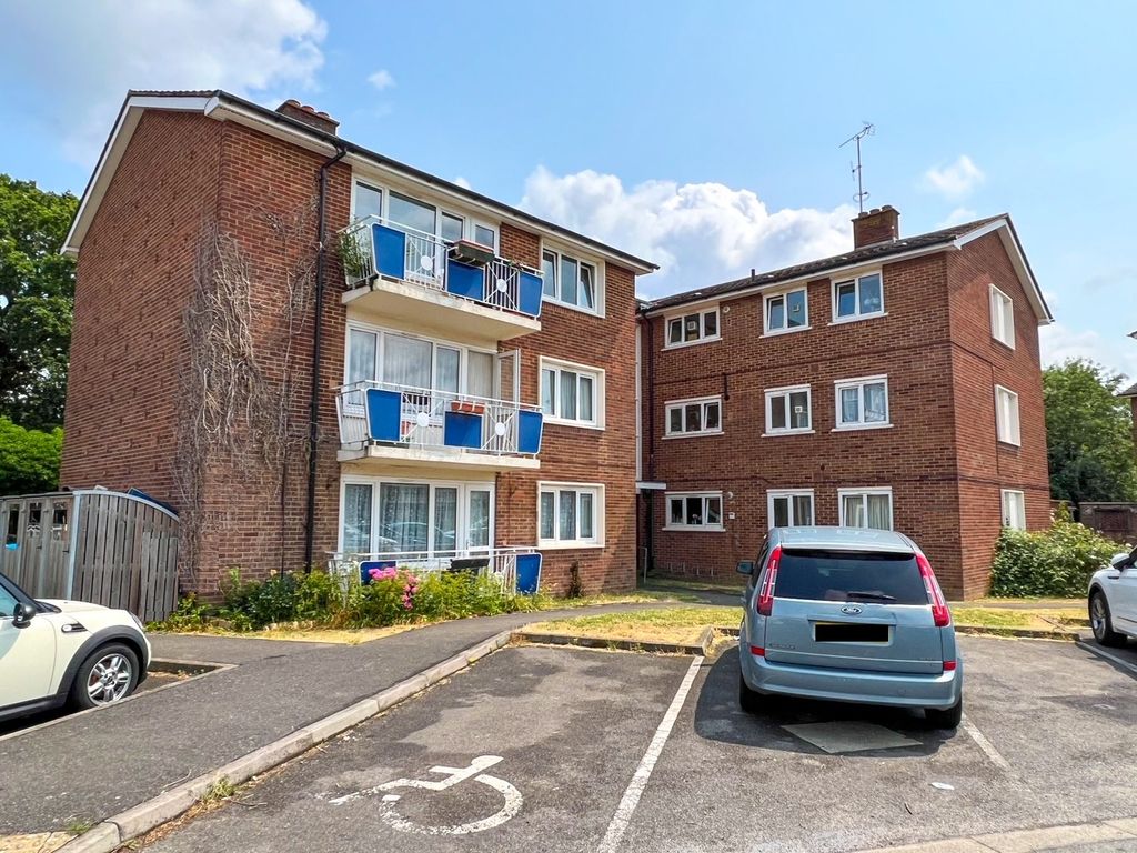 2 bed flat for sale in Farm Road, Esher KT10 Zoopla