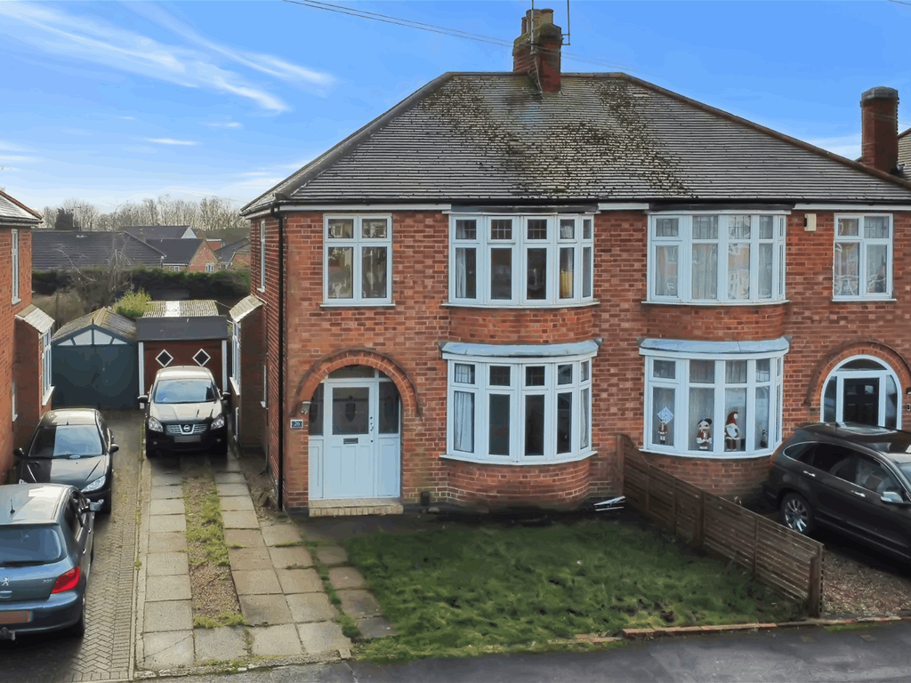 3 bed semidetached house for sale in Queens Drive, Leicester Forest